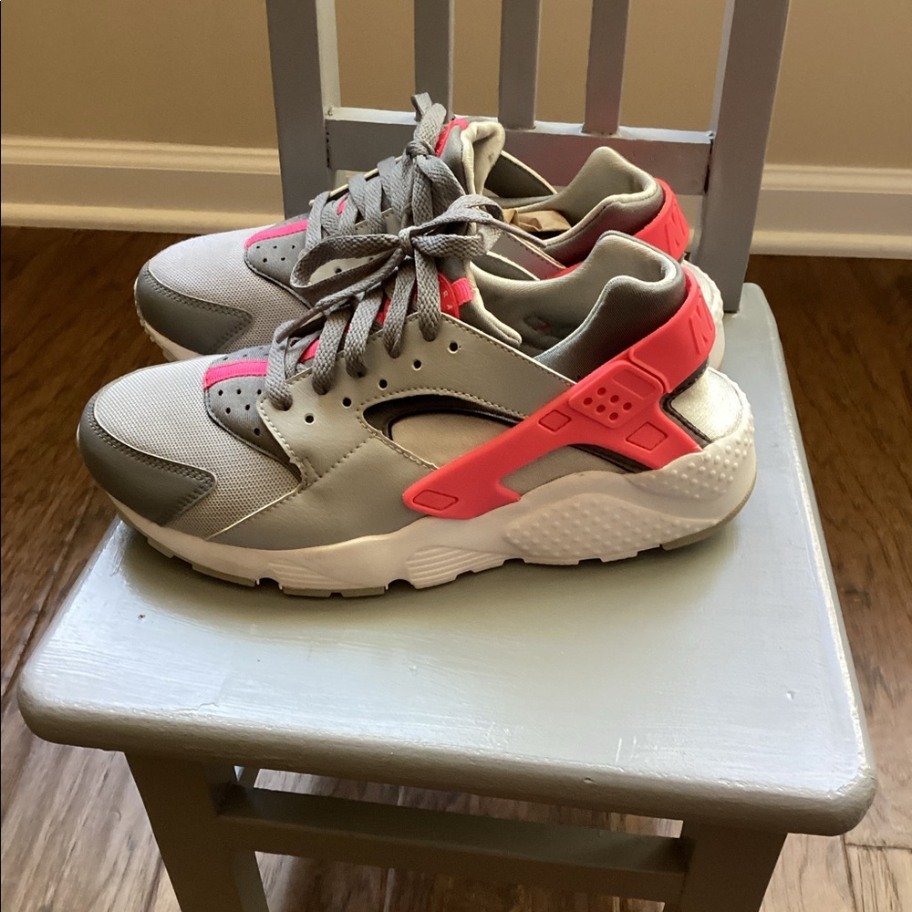 Youth girls Nike Huarache Run tennis shoes. EUC 6.5